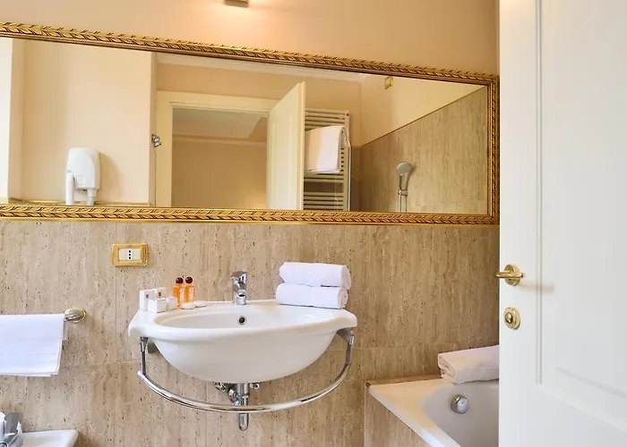 Отель Grand Cadenabbia